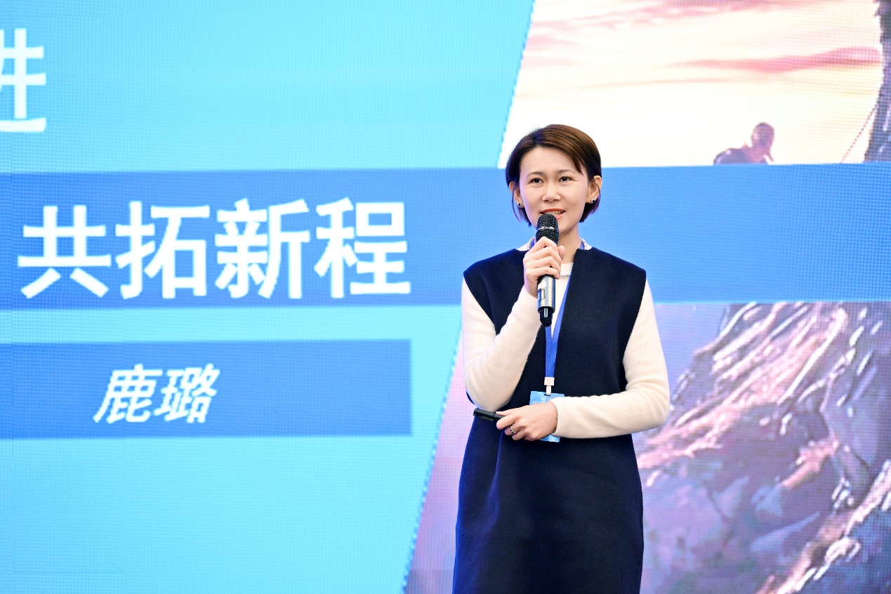 A person speaking into a microphoneAI-generated content may be incorrect.