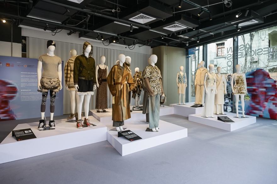 A group of mannequins in a storeAI-generated content may be incorrect.