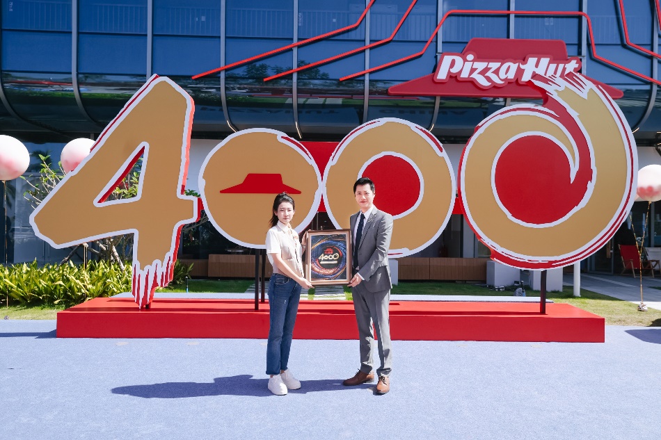 图片包含 路, 户外, 街道, 前AI 生成的内容可能不正确。