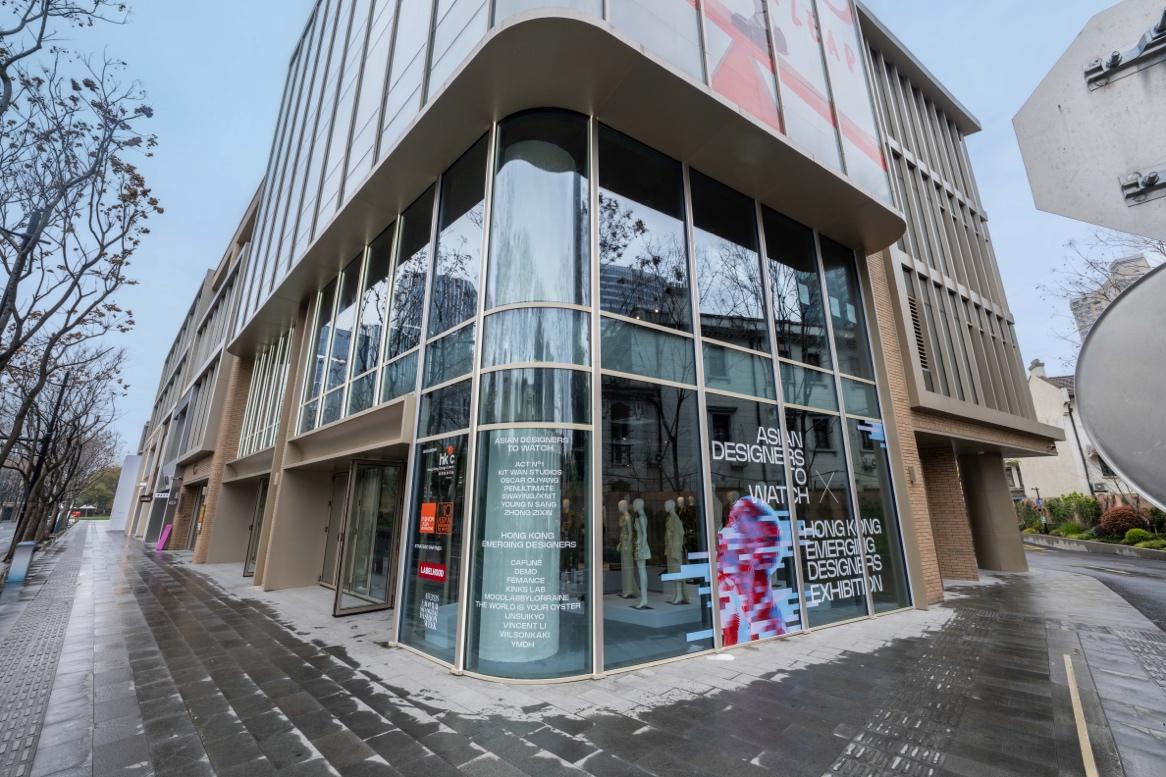 A building with glass windowsAI-generated content may be incorrect.