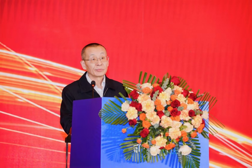 图片包含 桌子, 男人, 华美, 蛋糕AI 生成的内容可能不正确。