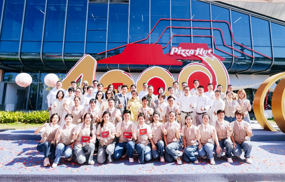 图片包含 路, 户外, 建筑, 人AI 生成的内容可能不正确。