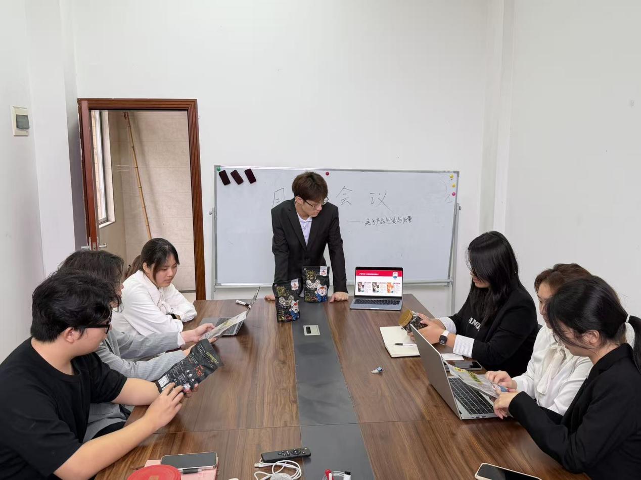 /Users/yang/Desktop/互联网+/2026年2月28日照片 筛选后其他照片2/月度会议2.jpg月度会议2