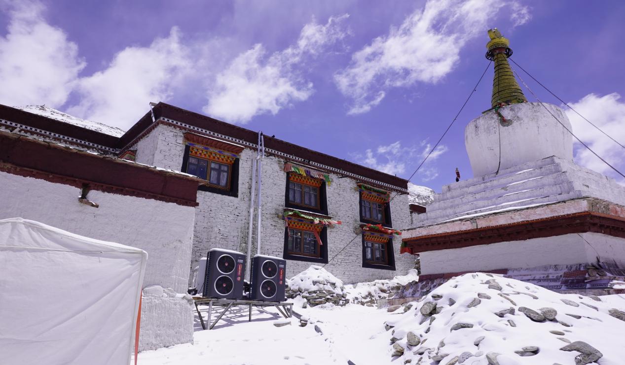 大雪下的绒布寺与空气能采暖机