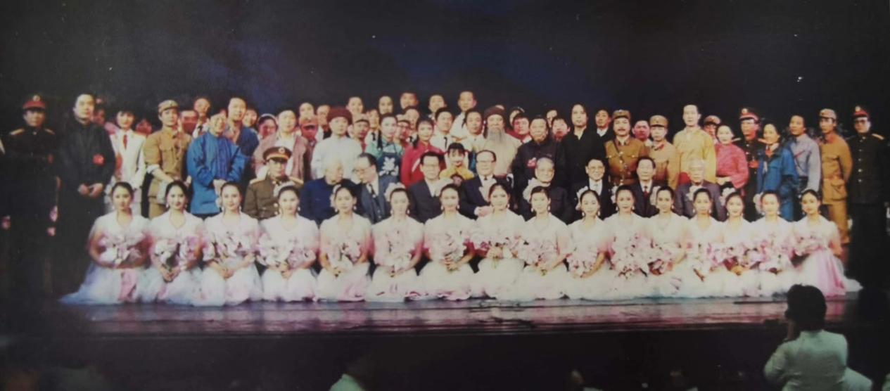 12.1992年1月，歌剧《党的女儿》演出后首长与演职人员合影。朱力部长（右一）、王云之团长（左一）