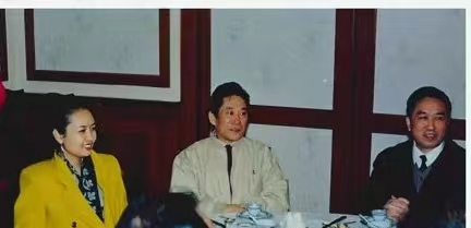 13.赴福州演出歌剧《党的女儿》座谈会，彭丽媛（左一），王云之团长（左二），福州市有关领导（右一）