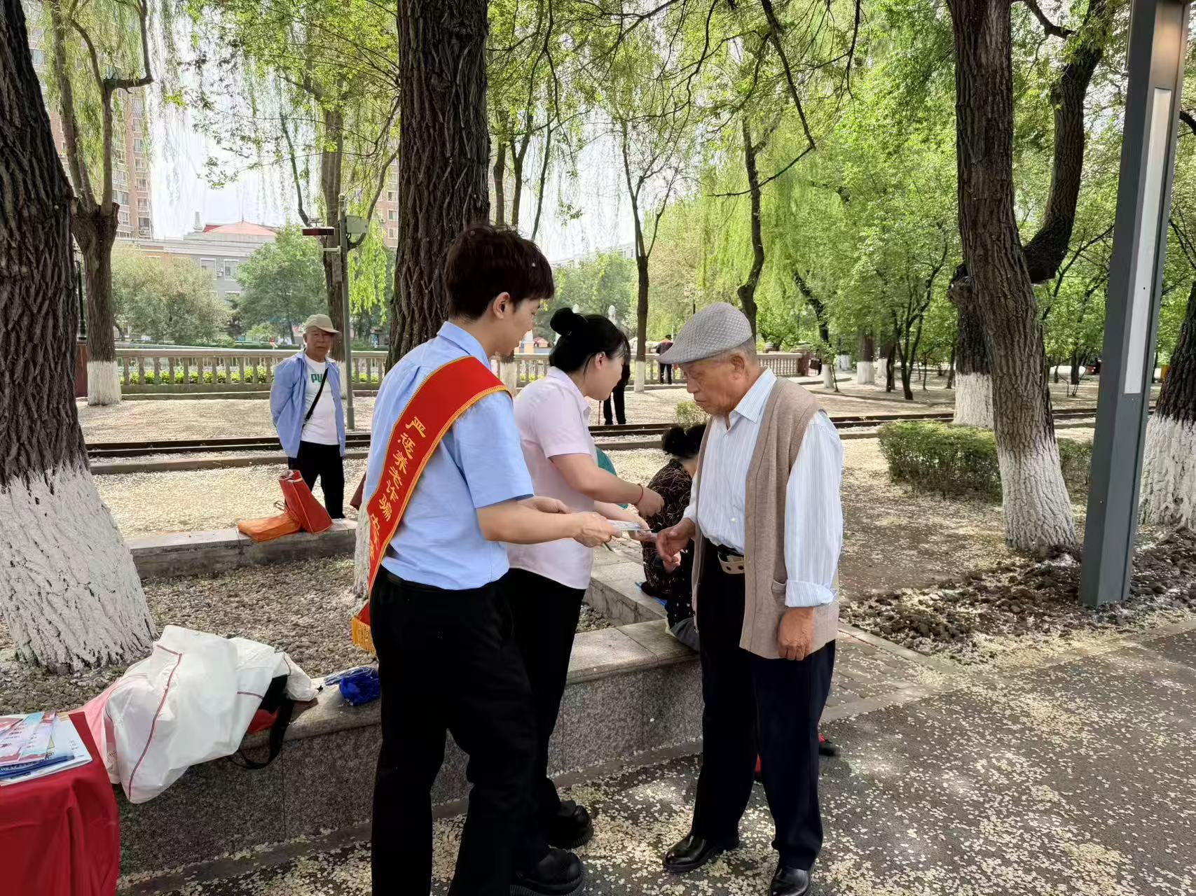 兴业银行哈尔滨分行普及金融知识万里行“守护银发权益”主题金融知识普及宣传