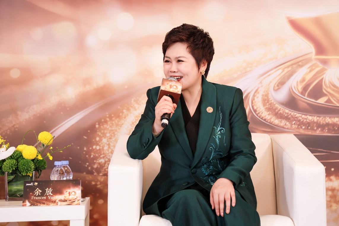 穿着黑色衣服的人在打电话AI 生成的内容可能不正确。