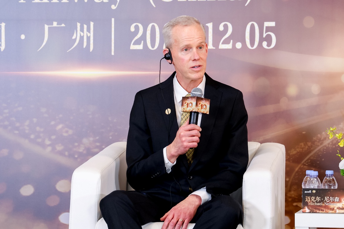 穿着西装笔挺的男子与配字AI 生成的内容可能不正确。