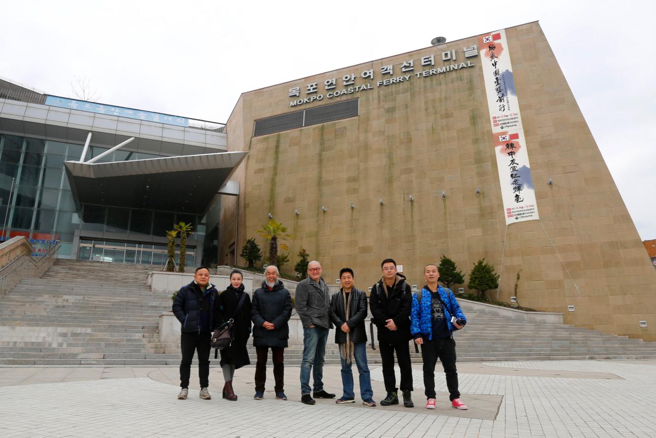 在韩国木浦美术馆前