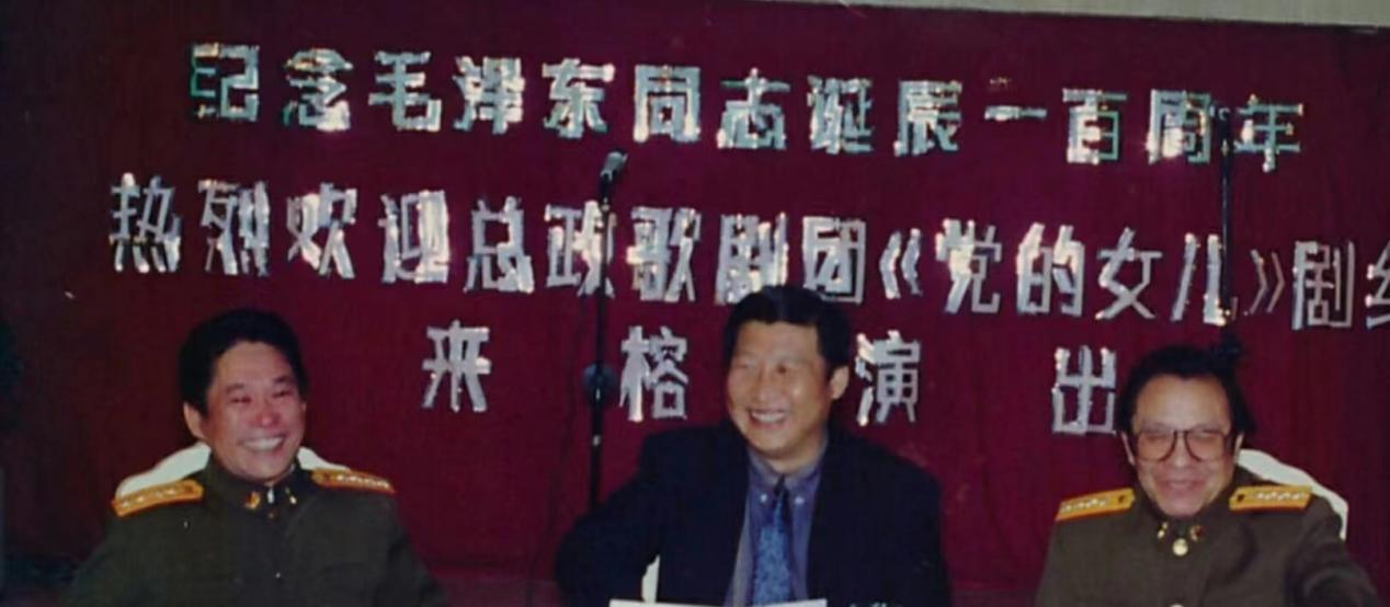 12.王云之团长（左）与首长（中）在一起