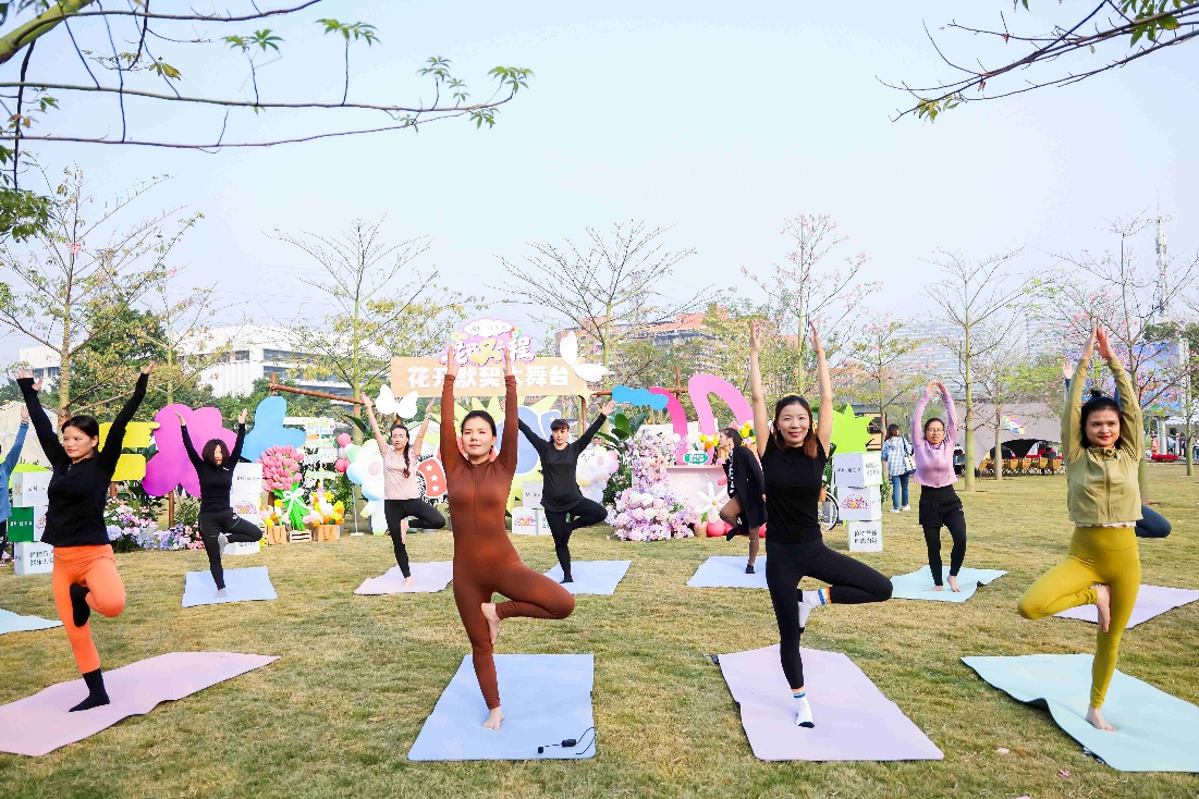 一群人在草地上放风筝AI 生成的内容可能不正确。