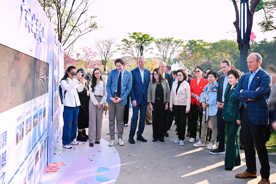 一群人站在街道上AI 生成的内容可能不正确。