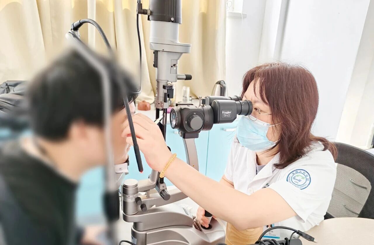 纪新丽在诊疗患者