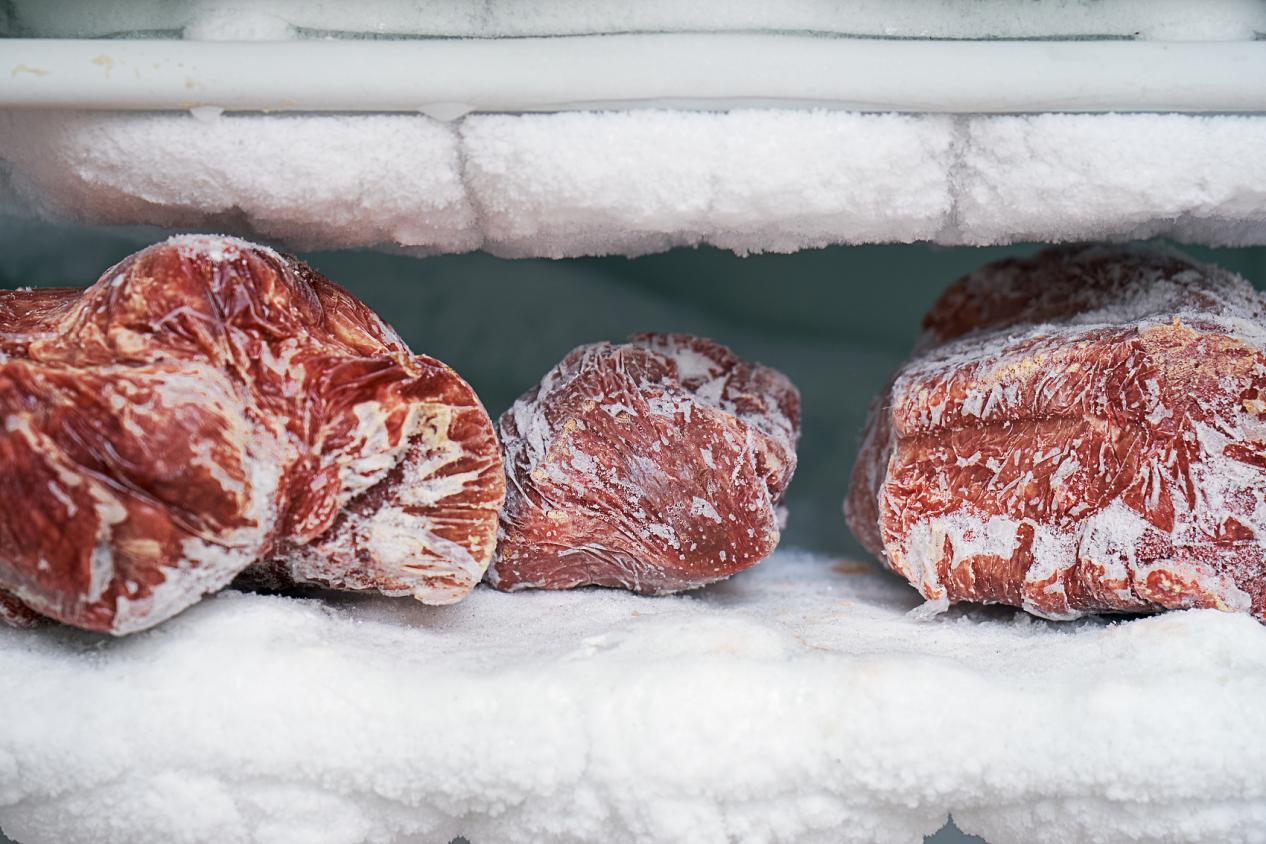 大块的红肉和大量冰冻的冰和雪放在冰箱里